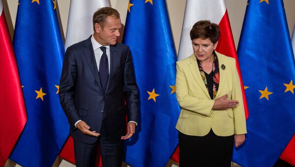 The President of the European Council and former Polish Prime Minister Donald Tusk (L) is welcomed by Polish Prime Minister Beata Szydlo (R) during an official reception in Warsaw on September 13, 2016. - Sputnik International