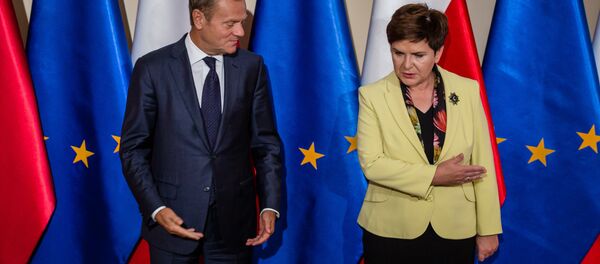 The President of the European Council and former Polish Prime Minister Donald Tusk (L) is welcomed by Polish Prime Minister Beata Szydlo (R) during an official reception in Warsaw on September 13, 2016. - Sputnik International