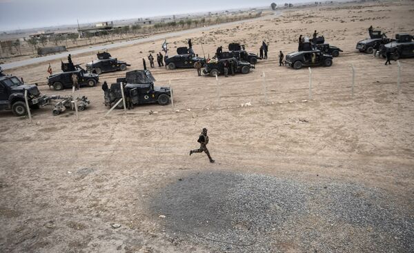 Members of the Iraqi Counter Terrorism Service (CTS) drive near the village of Bazwaya, on the eastern edges of Mosul, tightening the noose on Mosul as the offensive to retake Daesh stronghold entered its third week on October 31, 2016 - Sputnik International