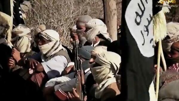 An image grab taken on April 16, 2014 from a video released on March 29, 2014 by Al-Malahem Media, the media arm of Al-Qaeda in the Arabian Peninsula (AQAP), allegedly shows AQAP jihadists listening to their chief Nasser al-Wuhayshi at an undisclosed location in Yemen - Sputnik International