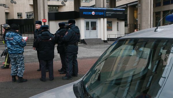 Police officers near the Sputnik HQ on Zubovsky bulvar - Sputnik International