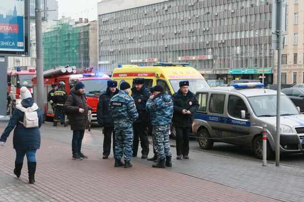 Police officers near the Sputnik HQ on Zubovsky bulvar - Sputnik International