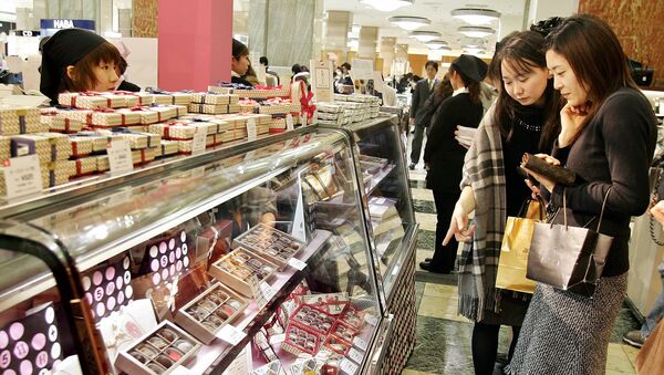 Japanese women look at boxes of chocolates (File) - Sputnik International