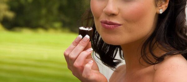 Woman eating chocolate - Sputnik International