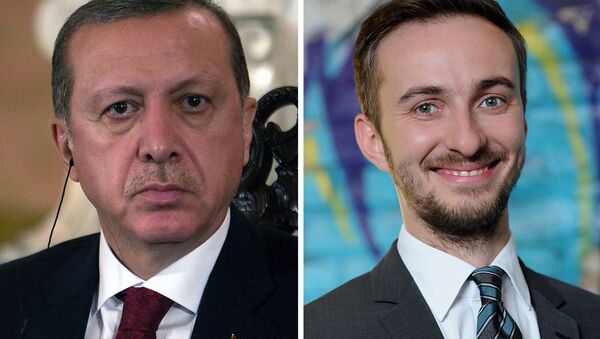 This combo made with file pictures shows Turkish President Recep Tayyip Erdogan (L) in Lima on February 2, 2016 and German TV comedian Jan Böhmermann on February 22, 2012 in Berlin - Sputnik International