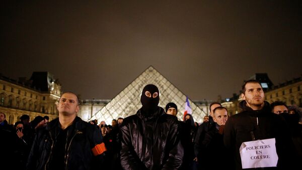 Police officers stand in front of the Louvre Pyramid designed by Chinese-born U.S. Architect Ieoh Ming Pei during a protest against anti-police violence in Paris, France, November 1, 2016 - Sputnik International