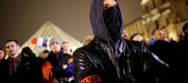 Police officers stand in front of the Louvre Pyramid designed by Chinese-born U.S. Architect Ieoh Ming Pei during a protest against anti-police violence in Paris, France, November 1, 2016. Police officers stand in front of the Louvre Pyramid designed by Chinese-born U.S. Architect Ieoh Ming Pei during a protest against anti-police violence in Paris, France, November 1, 2016. - Sputnik International