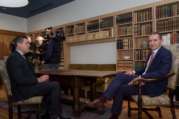 Bjarni Benediktsson of the Independence Party poses for a picture with Iceland's president Gudni Johannesson (R) in Reykjavik, Iceland November 2, 2016 - Sputnik International