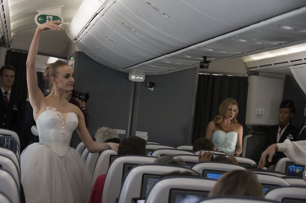 Katherine Jenkins and dancers from the Bolshoi Ballet perform first-ever ballet and musical performance in the sky - Sputnik International