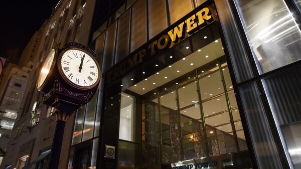 A clock sits outside of Trump Tower at midnight - Sputnik International