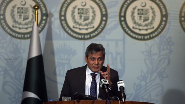 Spokesman of the Pakistan's Foreign Ministry Nafees Zakaria speaks at a press conference in Islamabad on September 29, 2016 - Sputnik International