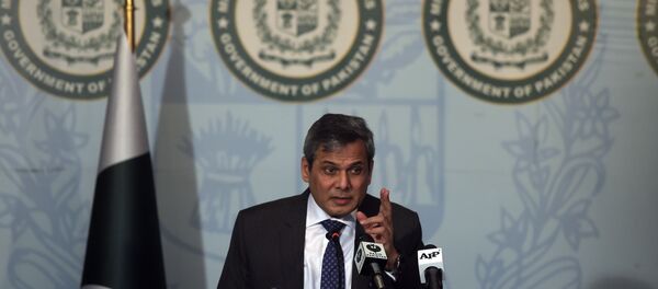Spokesman of the Pakistan's Foreign Ministry Nafees Zakaria speaks at a press conference in Islamabad on September 29, 2016 - Sputnik International
