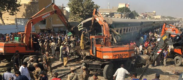 Rescuers workers use heavy machinery on the car of a train which crashed outside Karachi, Pakistan November 3, 2016 Rescuers workers use heavy machinery on the car of a train which crashed outside Karachi, Pakistan November 3, 2016 - Sputnik International