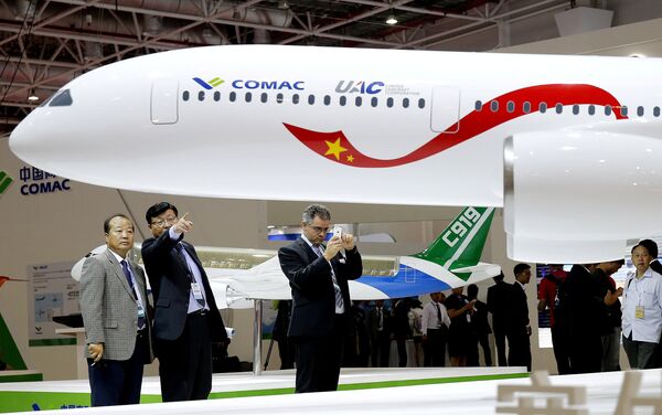 A model of a widebody jet, which is planned to be developed by Commercial Aircraft Corporation of China (COMAC) and Russia's United Aircraft Corporation (UAC) is presented at an air show, the China International Aviation and Aerospace Exhibition, in Zhuhai, Guangdong Province, China, November 2, 2016 - Sputnik International