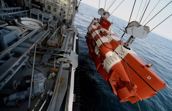 The Igor Belousov search and rescue vessel lifting on board a Bester-1 deep submergence vehicle during a submarine crew rescue drill by the sea rescue service of the Pacific Fleet in the Peter the Great Gulf - Sputnik International