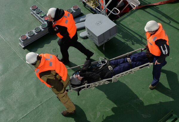 Transporting a submariner from the board of the Igor Belousov vessel during a submarine crew rescue drill by the sea rescue service of the Pacific Fleet in the Peter the Great Gulf - Sputnik International