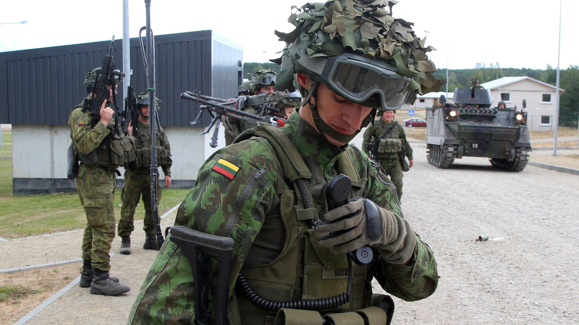 Lithuanian army soldiers take part in an exercise following the official opening of a military training centre for urban warfare in Pabrade, Lithuania, on August 30, 2016 - Sputnik International, 1920, 19.12.2021