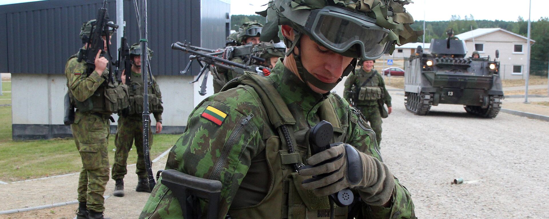 Lithuanian army soldiers take part in an exercise following the official opening of a military training centre for urban warfare in Pabrade, Lithuania, on August 30, 2016 - Sputnik International, 1920, 19.12.2021