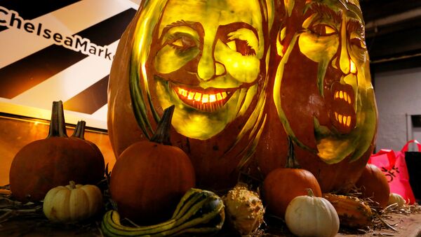 A giant pumpkin created by Master Carver Hugh McMahon with the faces of 2016 Democratic nominee Hillary Clinton and Republican presidential nominee Donald Trump is displayed at Chelsea Market in New York, U.S., October 28, 2016 - Sputnik International