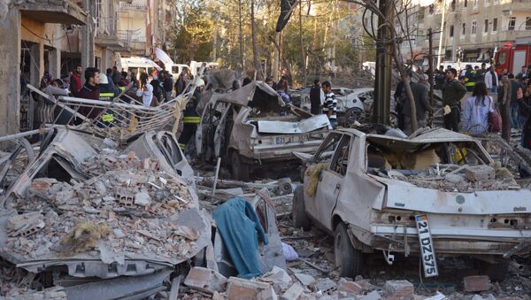Damaged cars are seen on a street after a blast in Diyarbakir, Turkey, November 4, 2016. - Sputnik International