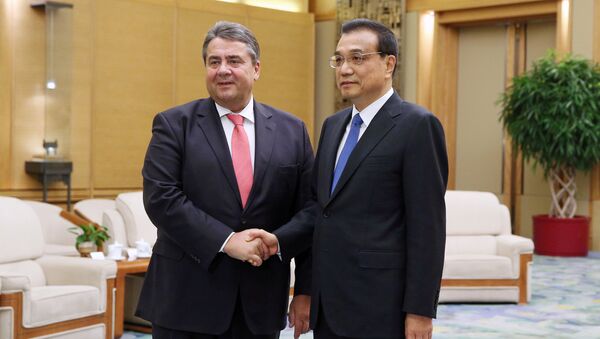 German Economy Minister Sigmar Gabriel shakes hands with Chinese Premier Li Keqiang ahead of their meeting at the Great Hall of the People in Beijing, China, 01 November 2016. - Sputnik International