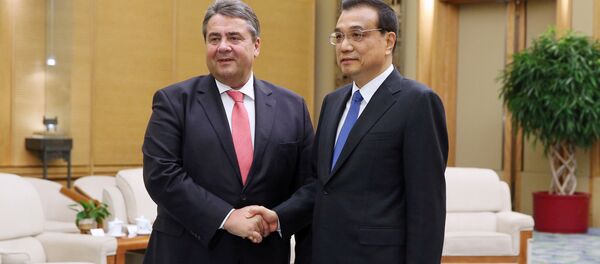 German Economy Minister Sigmar Gabriel shakes hands with Chinese Premier Li Keqiang ahead of their meeting at the Great Hall of the People in Beijing, China, 01 November 2016. German Economy Minister Sigmar Gabriel shakes hands with Chinese Premier Li Keqiang ahead of their meeting at the Great Hall of the People in Beijing, China, 01 November 2016. - Sputnik International