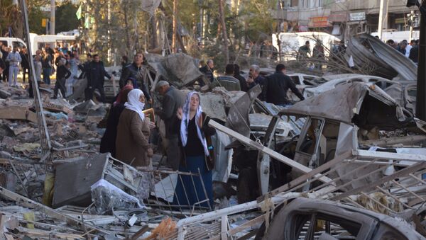Residents react after a blast in Diyarbakir, Turkey, November 4, 2016. - Sputnik International