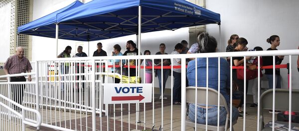 People line up to vote at an early voting polling centre in Miami, Florida on November 3, 2016. People line up to vote at an early voting polling centre in Miami, Florida on November 3, 2016. - Sputnik International