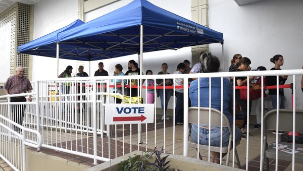 People line up to vote at an early voting polling centre in Miami, Florida on November 3, 2016. - Sputnik International