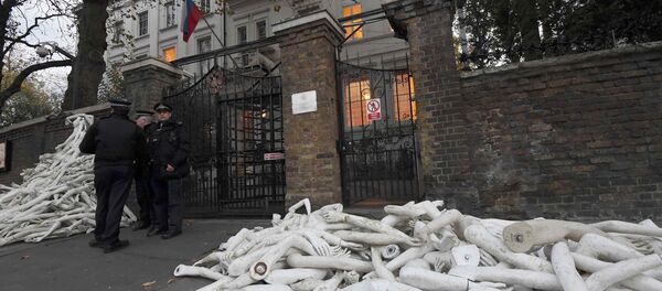Piles on mannequin limbs are seen outside the Russia's embassy in London as part of a protest against military action in Syria, November 3, 2016. - Sputnik International