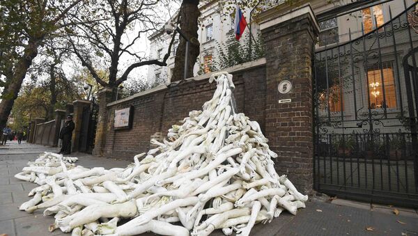 Piles on mannequin limbs are seen outside the Russia's embassy in London as part of a protest against military action in Syria - Sputnik International