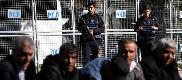Riot police stand guard in front of a courthouse during a gathering to protest against the arrest of pro-Kurdish Peoples' Democratic Party (HDP) lawmakers, in the southeastern city of Diyarbakir, Turkey - Sputnik International
