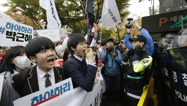 South Korean high school students are blocked by police officers as they march toward the presidential house after a rally calling for South Korean President Park Geun-hye to step down in downtown Seoul, South Korea, Saturday, Nov. 5, 2016. - Sputnik International