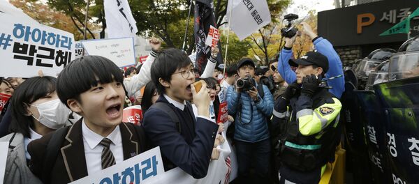 South Korean high school students are blocked by police officers as they march toward the presidential house after a rally calling for South Korean President Park Geun-hye to step down in downtown Seoul, South Korea, Saturday, Nov. 5, 2016. - Sputnik International
