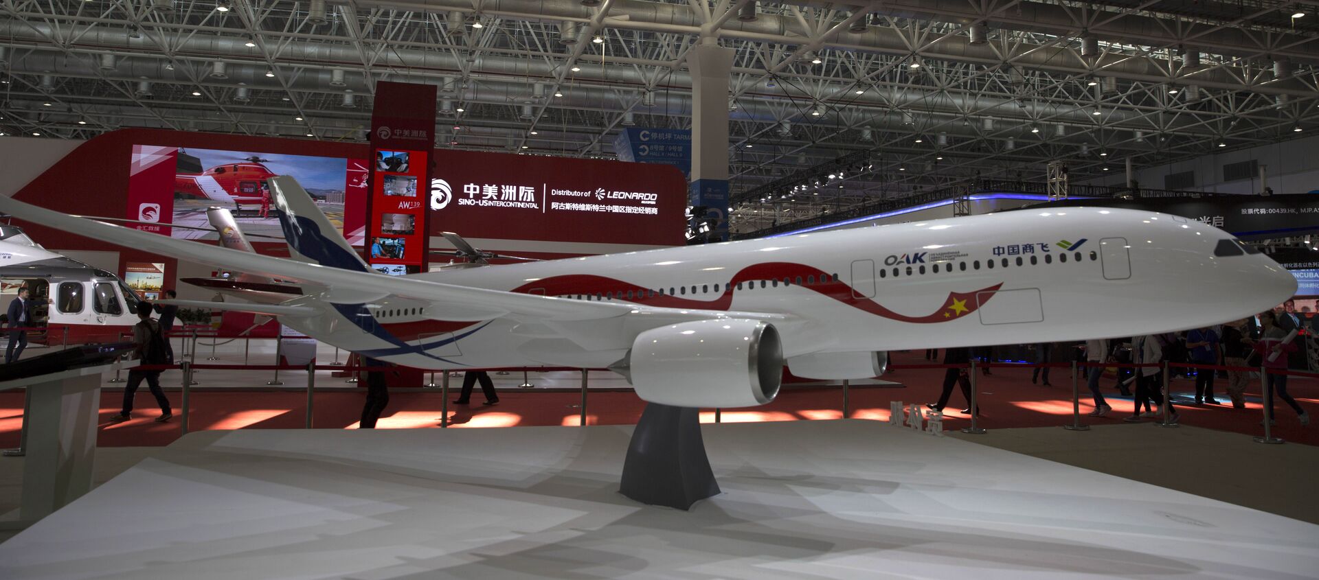 A mock-up scale model of the proposed COMAC C929, a wide-bodied commercial jet to be made by Commercial Aircraft Corporation of China (COMAC) and Russia’s United Aircraft Corporation (UAC), is seen on display during the Zhuhai Air Show in Zhuhai, southern China's Guangdong province, on November 3, 2016. - Sputnik International, 1920, 04.12.2020
