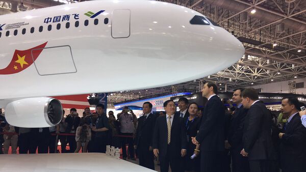 Minister of Trade and Industry of the Russian Federation Denis Manturov talks with Jin Zhuanglong, chairman of Commercial Aircraft Corporation of China (COMAC), during an unveil ceremony at an air show, the China International Aviation and Aerospace Exhibition, in Zhuhai, Guangdong Province, China, November 2, 2016.  - Sputnik International