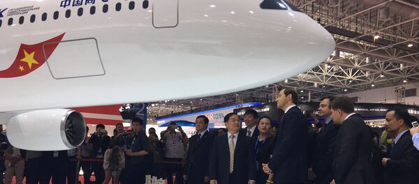 Minister of Trade and Industry of the Russian Federation Denis Manturov talks with Jin Zhuanglong, chairman of Commercial Aircraft Corporation of China (COMAC), during an unveil ceremony at an air show, the China International Aviation and Aerospace Exhibition, in Zhuhai, Guangdong Province, China, November 2, 2016.  - Sputnik International