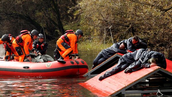Rescue workers evacuate mock flood victims as part of an international field exercise organised and conducted by NATO's Euro-Atlantic Disaster Response Coordination Centre (EADRCC) in Podgorica, Montenegro - Sputnik International