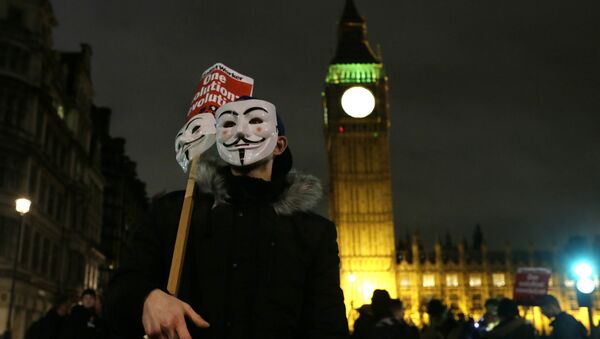 A masked demonstrator stands in Parliament Square during the Million Mask protest march in London on Thursday Nov. 5, 2015. - Sputnik International