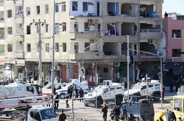 Police forces stand at the bottom of a destroyed building on November 5, 2016 a day after a strong blast in the southeastern Turkish city of Diyarbakir - Sputnik International