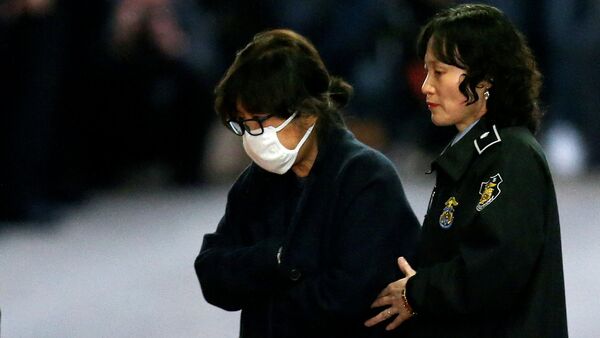 Choi Soon-sil, a long-time friend of the South Korean President Park Geun-hye, leaves after attending an investigation to determine an arrest warrant's validity at a court in Seoul, South Korea, November 3, 2016. - Sputnik International