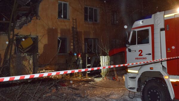 Emergency Ministry's employees work at an explosion site in a residential house in Ivanovo. - Sputnik International
