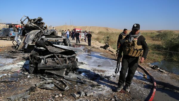 Iraqi security forces inspect the site of a bomb attack in Tikrit, Iraq, November 6, 2016 - Sputnik International