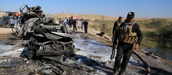 Iraqi security forces inspect the site of a bomb attack in Tikrit, Iraq, November 6, 2016 - Sputnik International