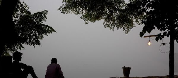 Indians sit on the banks of the river Yamuna engulfed with smog in New Delhi, India, Sunday, Nov. 6, 2016. - Sputnik International