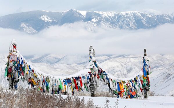 A view shows a sacred site of Tuvan Buddhists and shamanists on the roadside of the M54 federal highway near the town of Kyzyl, the administrative center of the Republic of Tuva (Tyva Region) in Southern Siberia on November 4, 2016. The region is inhabited by Tuvans, historically cattle-herding nomads, who nowadays practice two main confessions: Buddhism and Shamanism. - Sputnik International
