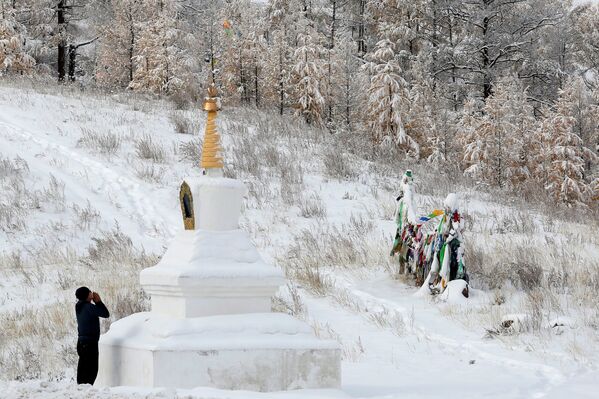 A Buddhist prays at a sacred site on the roadside of the M54 federal highway near the town of Kyzyl on November 4, 2016. - Sputnik International