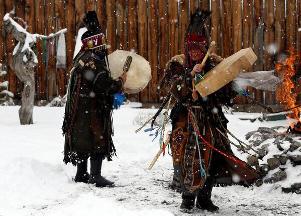 Shamans representing the Adyg Eeren (Bear Spirit) society participate in the so-called Kamlanie spiritualistic ritual upon the request of customers in the town of Kyzyl, the administrative center of the Republic of Tuva (Tyva Region) on November 3, 2016. - Sputnik International