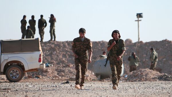 Syrian Democratic Forces (SDF) fighters walk with their weapons, north of Raqqa city, Syria November 6, 2016. - Sputnik International