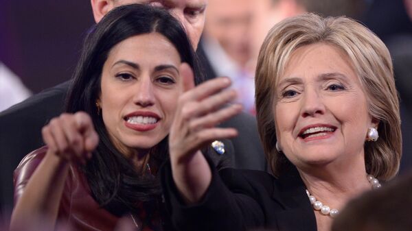 Democratic Presidential hopeful Hillary Clinton (R) gestures next to Huma Abedin  - Sputnik International